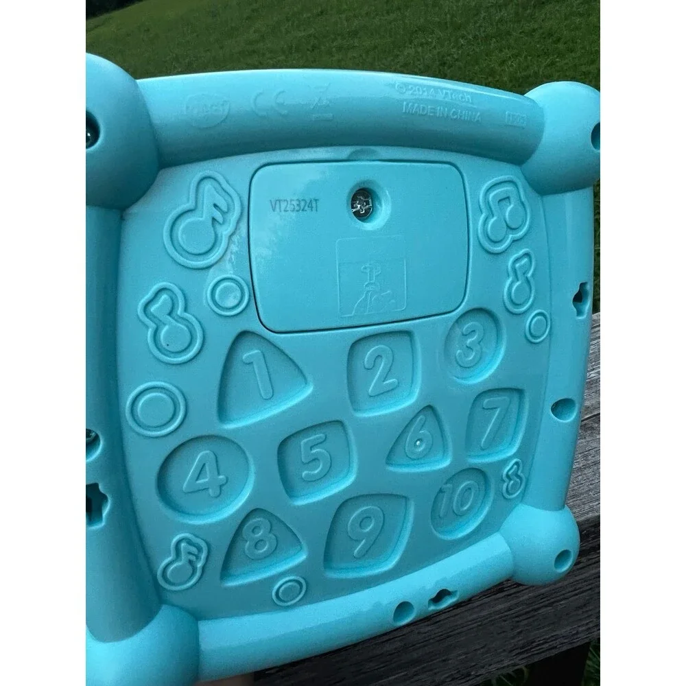 VTech Busy Learners Activity Cube, Purple - lights up and has sound